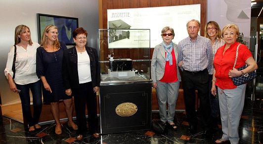 Familia Botella García junto a Consuelo Roca (restauradora) y Luisa Pastor (Presidenta de la Diputación) Familia Botella García junto a Consuelo Roca (restauradora) y Luisa Pastor (Presidenta de la Diputación)